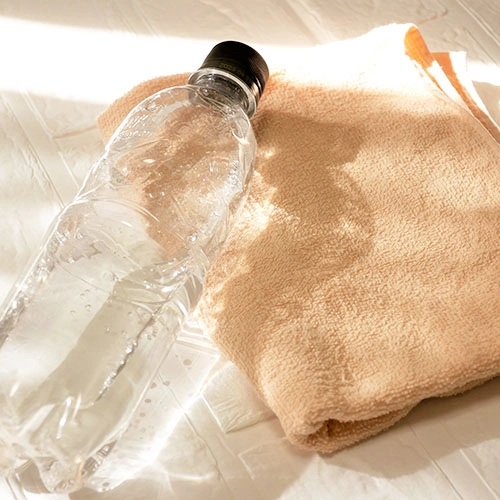 岩盤温熱療法前に水分補給をするイメージ
